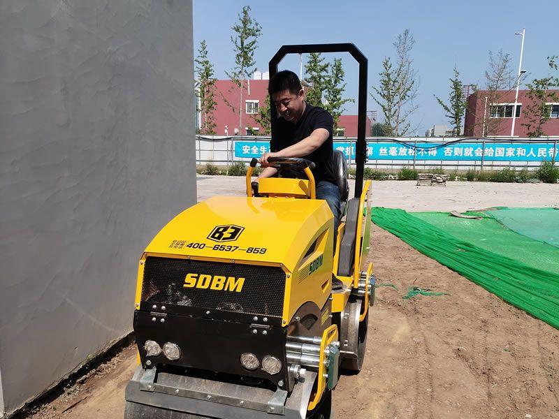 座駕振動(dòng)壓路機(jī)在惡劣環(huán)境下如何工作？