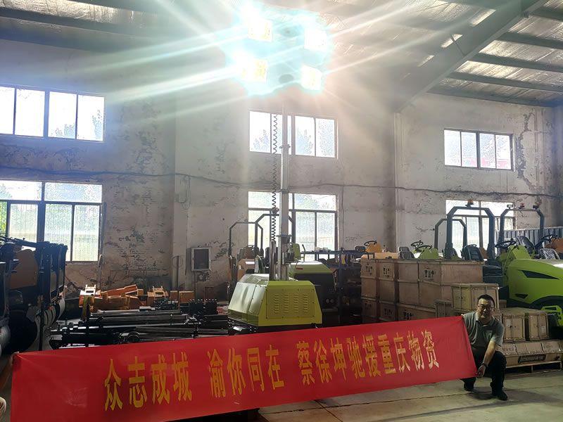 蔡徐坤為重慶捐贈奔馬照明車等救災物資，傳遞偶像正能量