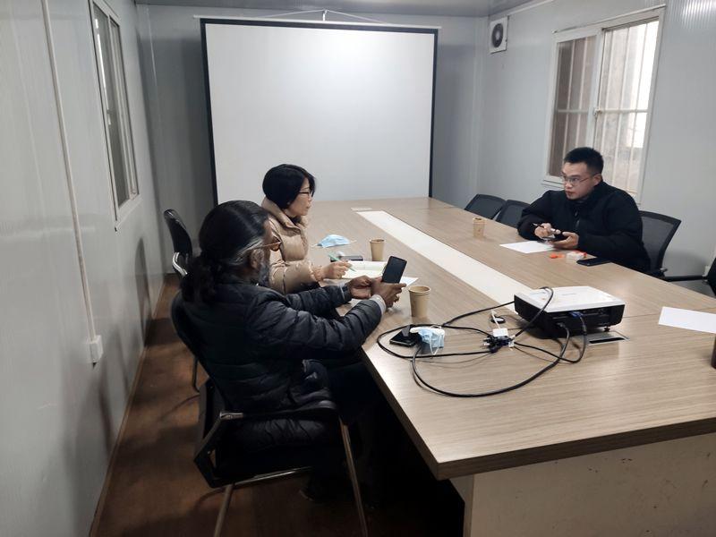 國外客戶來我廠考察，試駕奔馬小型壓路機(jī)