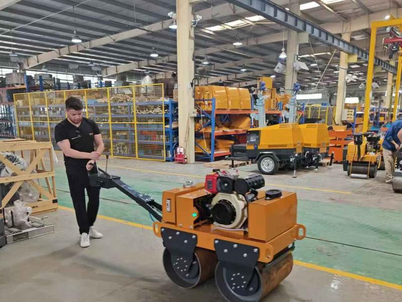 國外客戶來我廠參觀考察小型壓路機(jī)、移動(dòng)照明車等產(chǎn)品