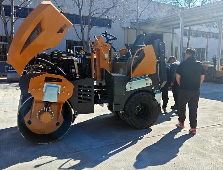 3月18日，哈薩克斯坦客戶來(lái)廠體驗(yàn)考察5噸膠輪壓路機(jī)