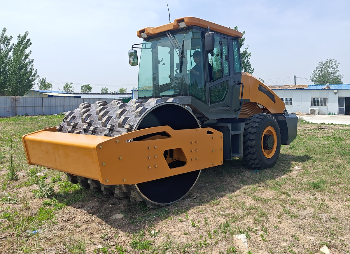 新款12噸前鋼后輪胎座駕壓路機BM12S