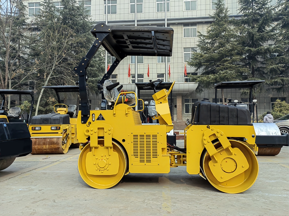 鉸接式雙鋼輪振動(dòng)壓路機(jī)BM3.5F-4