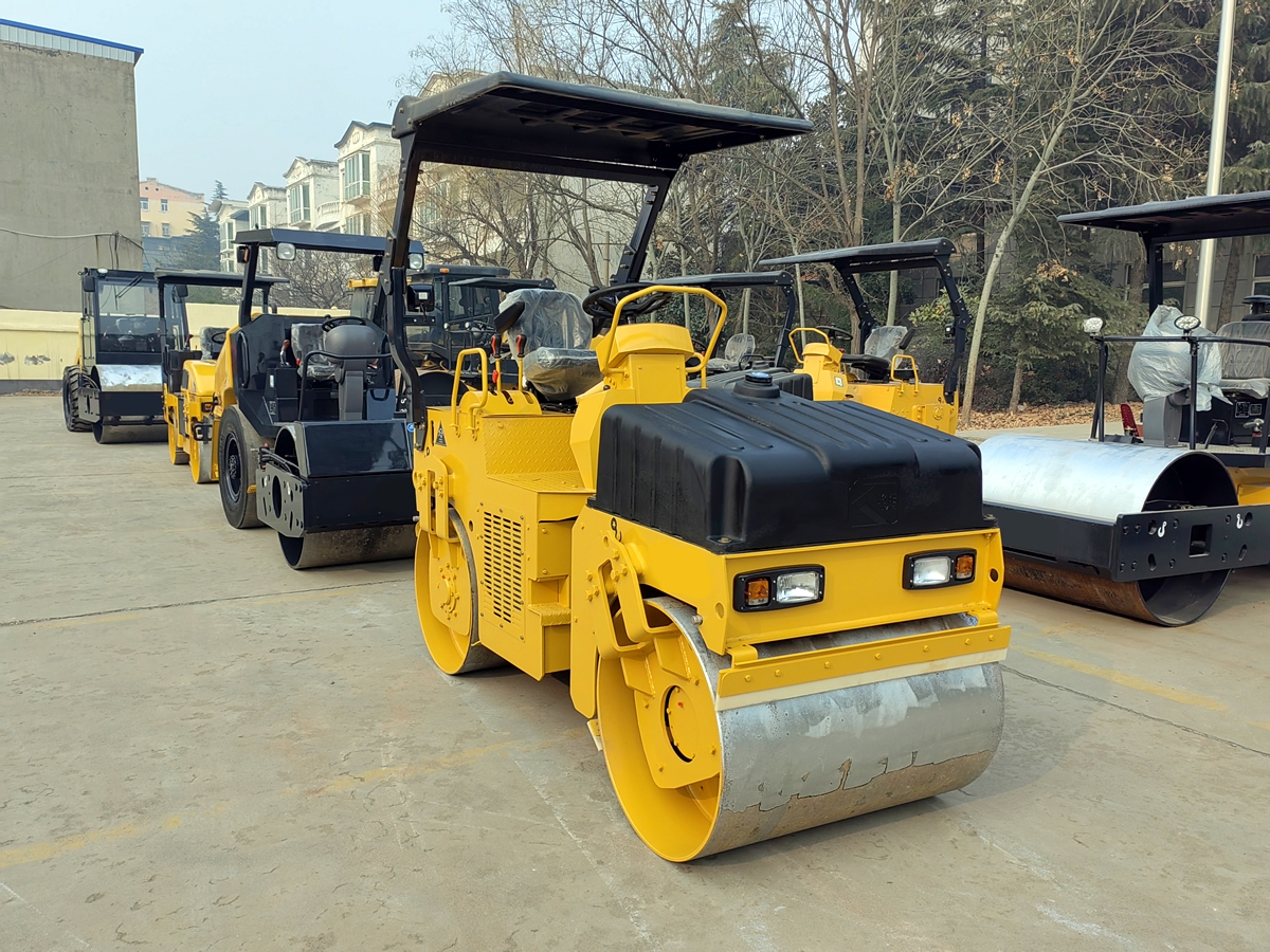 鉸接式雙鋼輪振動(dòng)壓路機(jī)BM3.5F-4