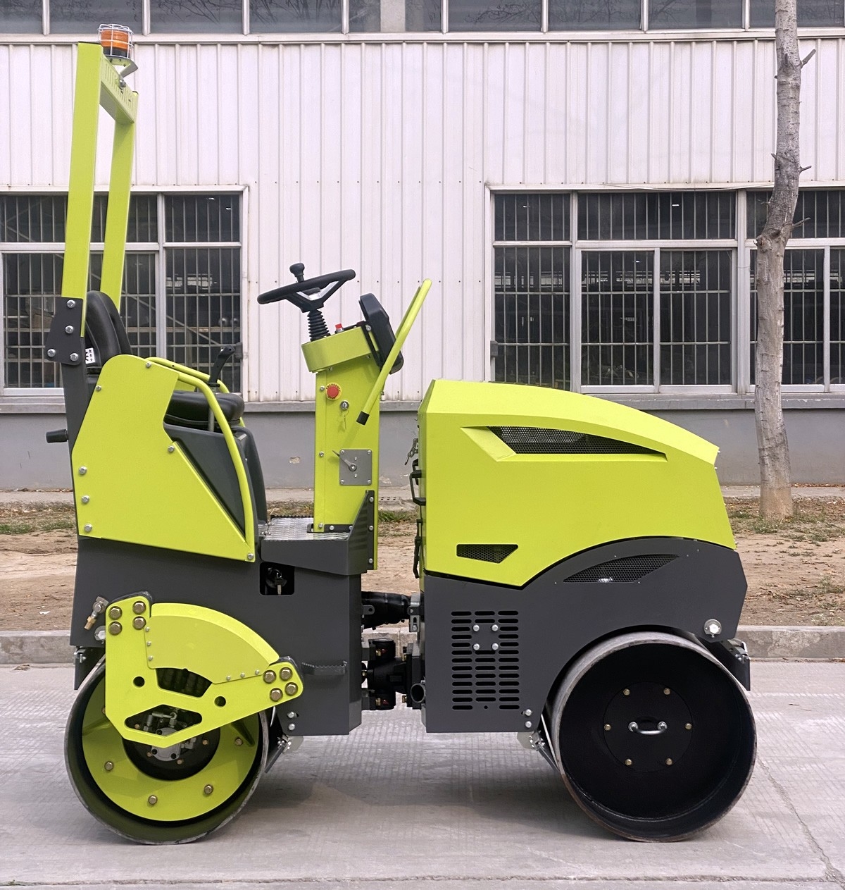 新款2噸鉸接式雙鋼輪單臂懸掛壓路機(jī)BM2000U