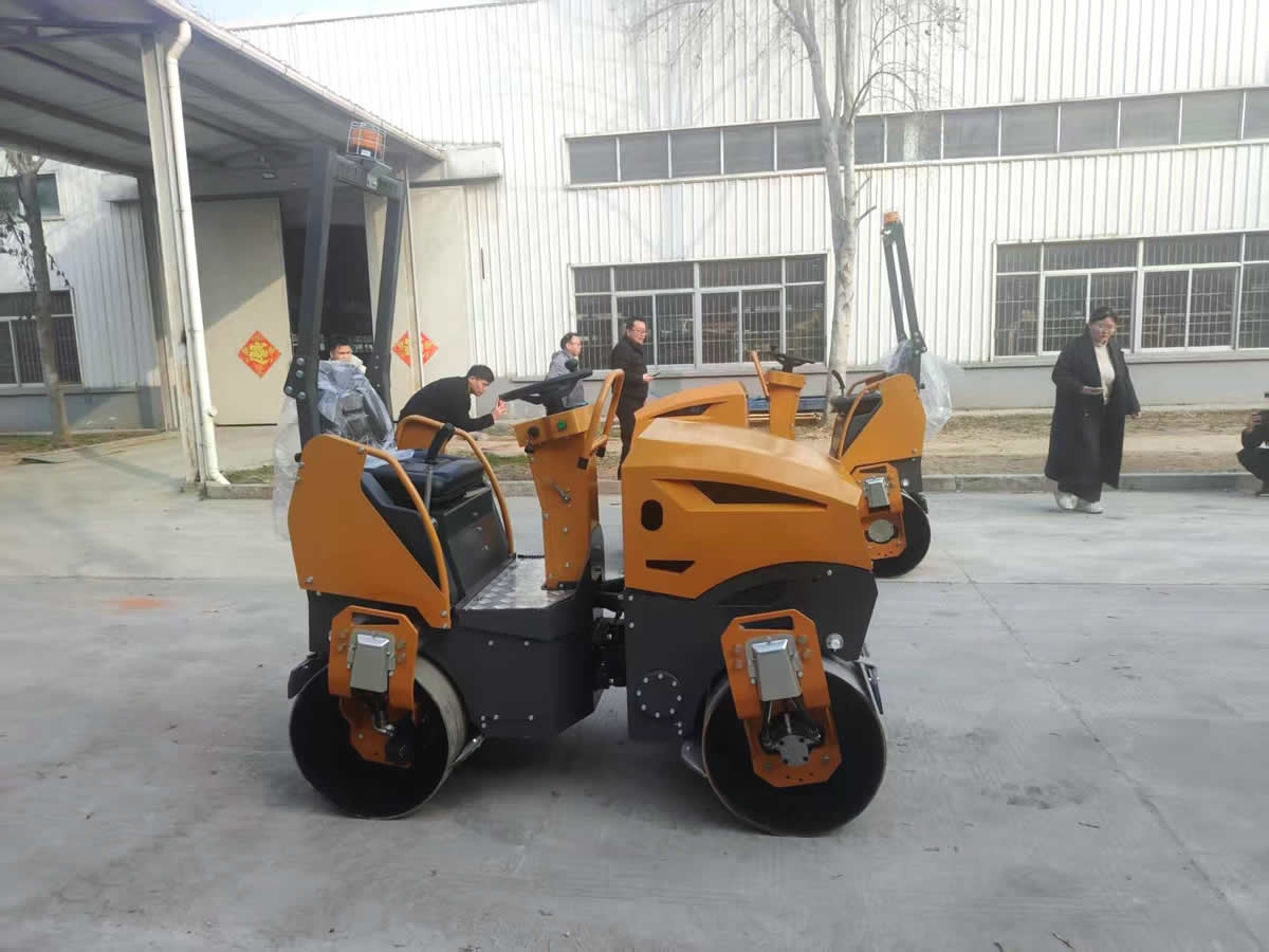 新款小型座駕式壓路機(jī)BM1800