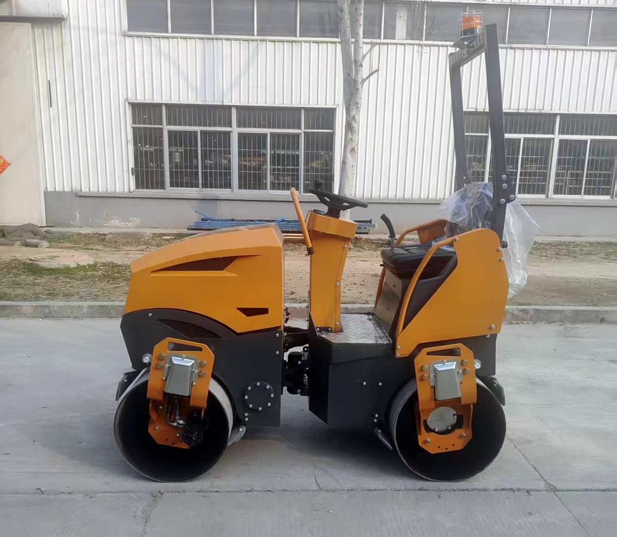 新款小型座駕式壓路機(jī)BM1800