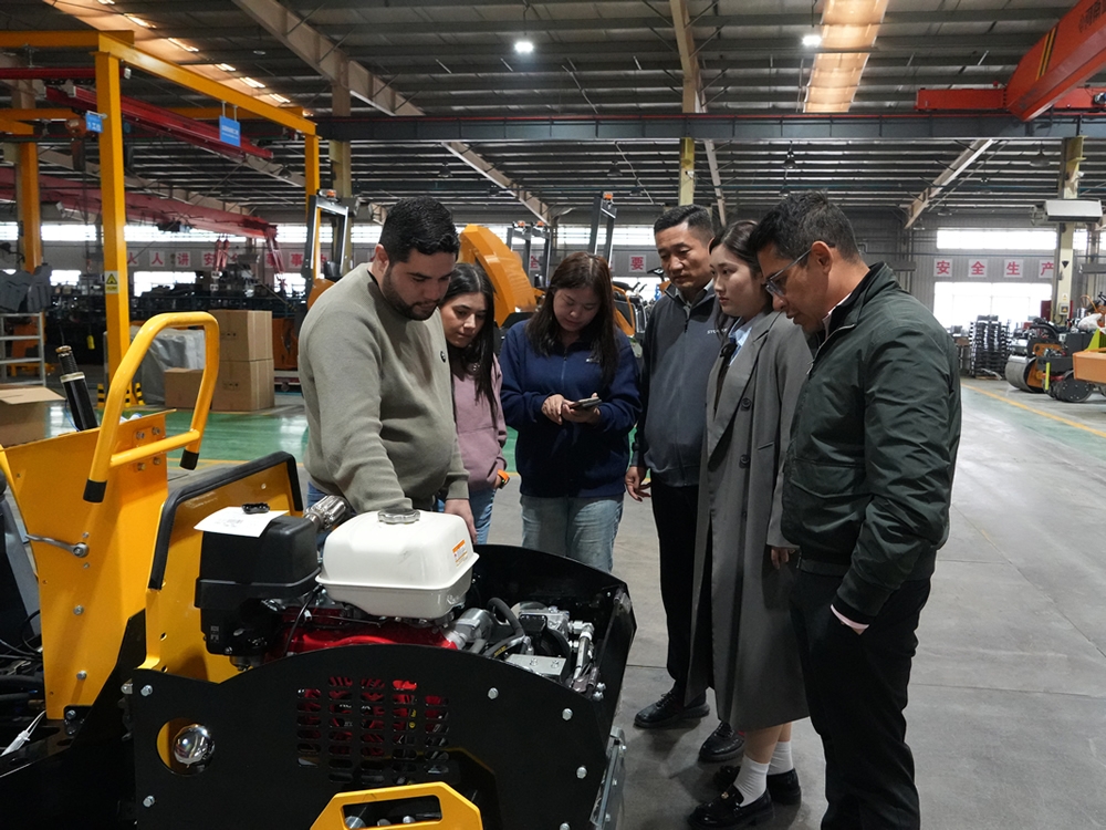 墨西哥客戶來廠參觀考察小型壓路機(jī)等工程機(jī)械產(chǎn)品